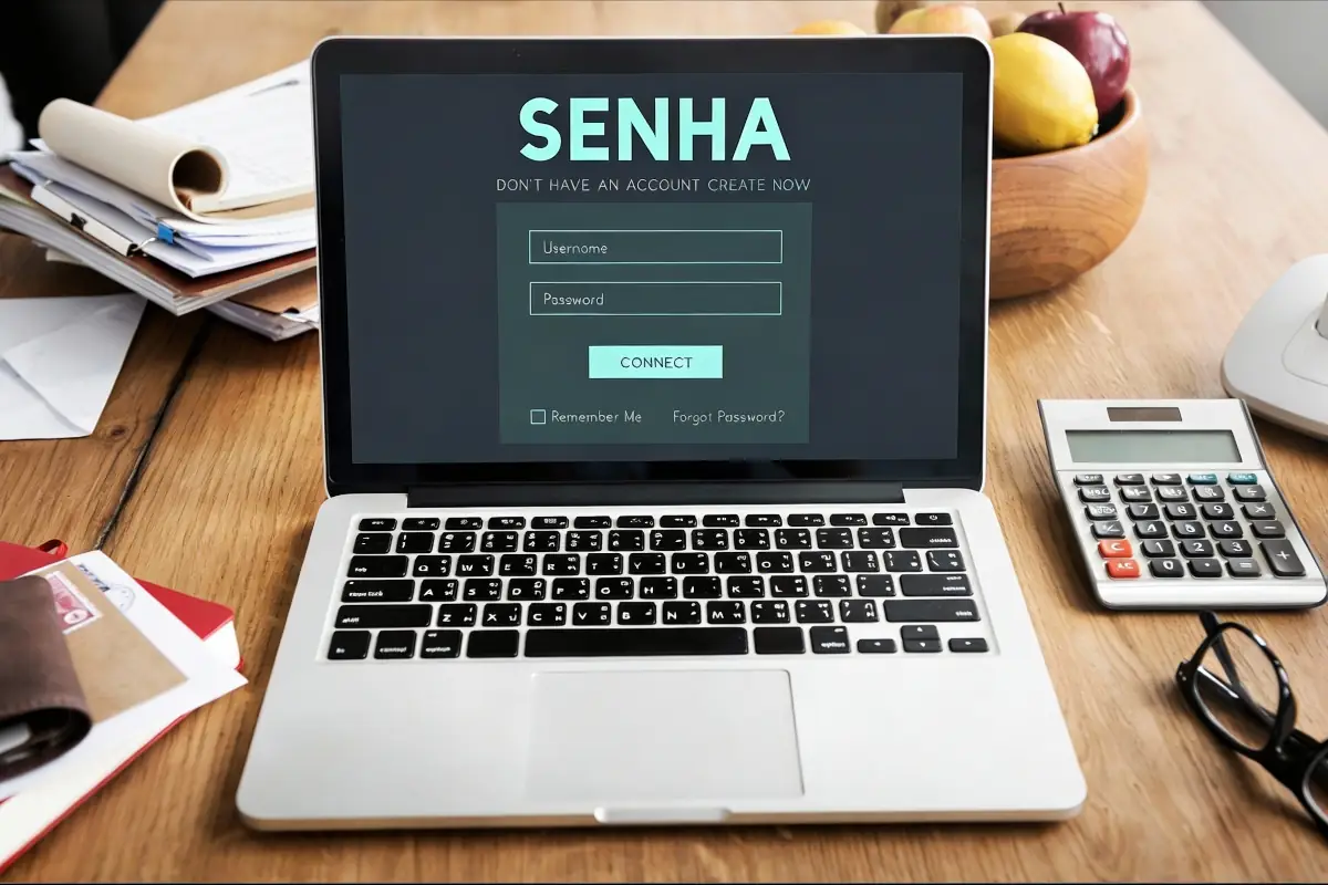 Tela de login com campo de senha em notebook